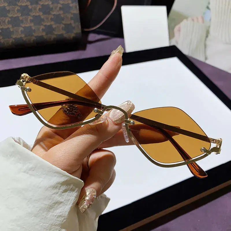 Cat Eye Sunglasses with Gold Metal Frame - Femlinza