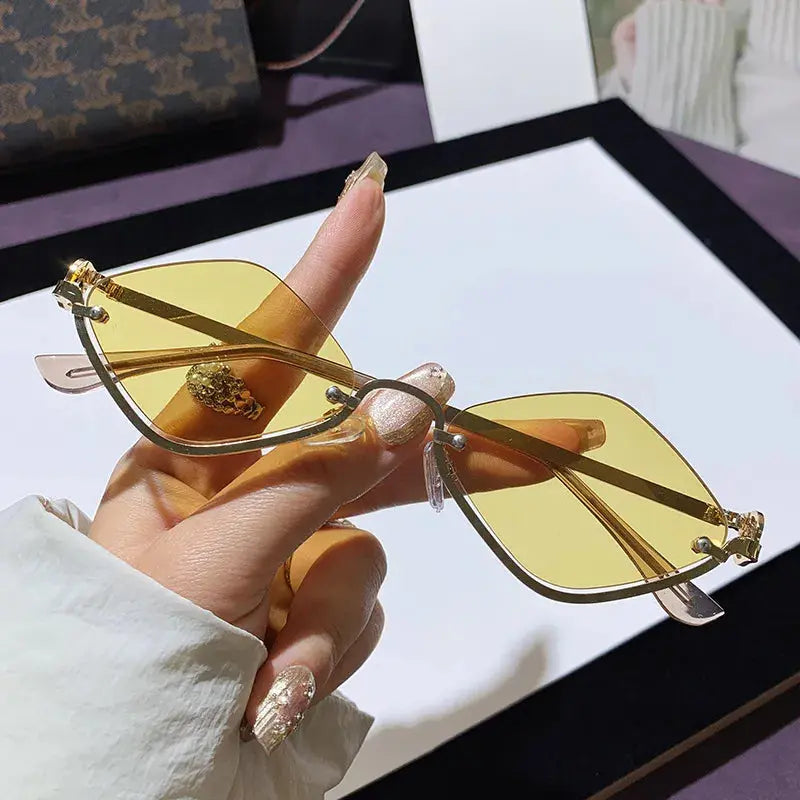 Cat Eye Sunglasses with Gold Metal Frame - Femlinza