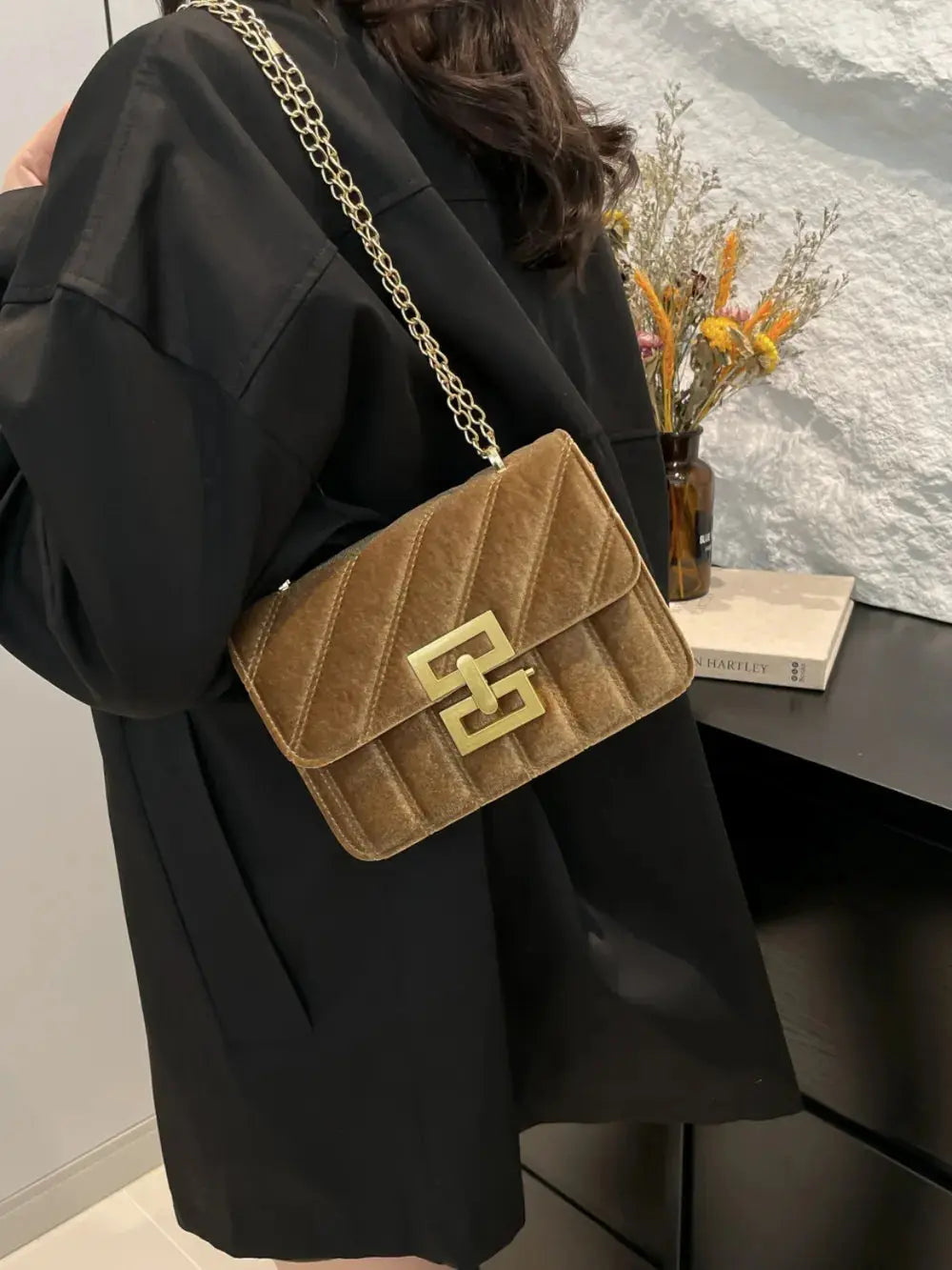 Gold Clasp Chain Shoulder Bag - Femlinza