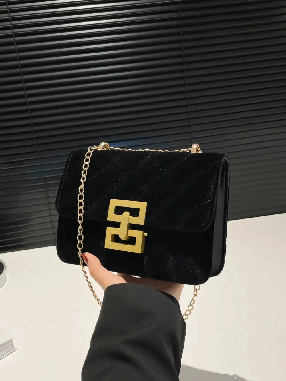 Gold Clasp Chain Shoulder Bag - Femlinza
