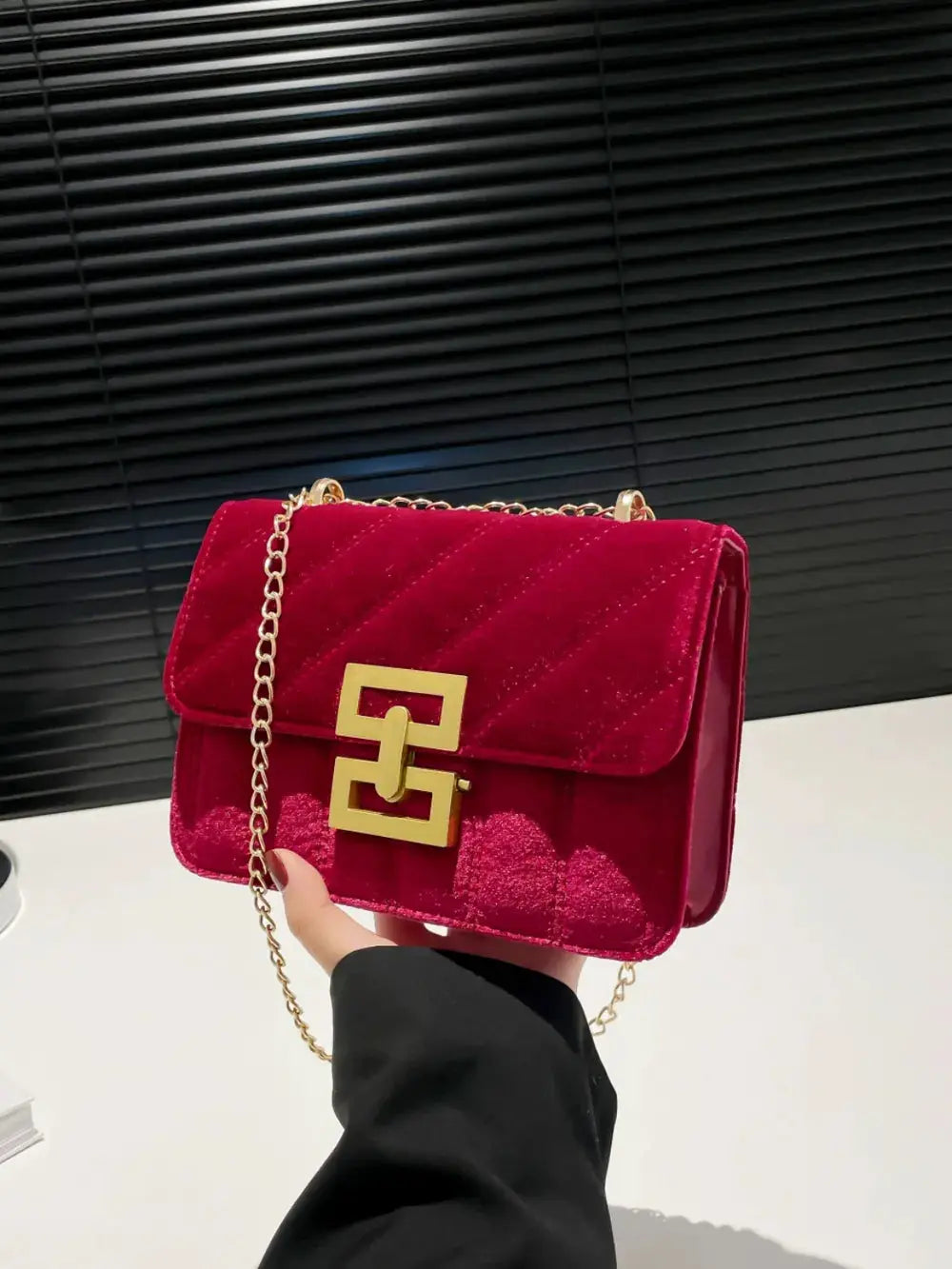 Gold Clasp Chain Shoulder Bag - Femlinza