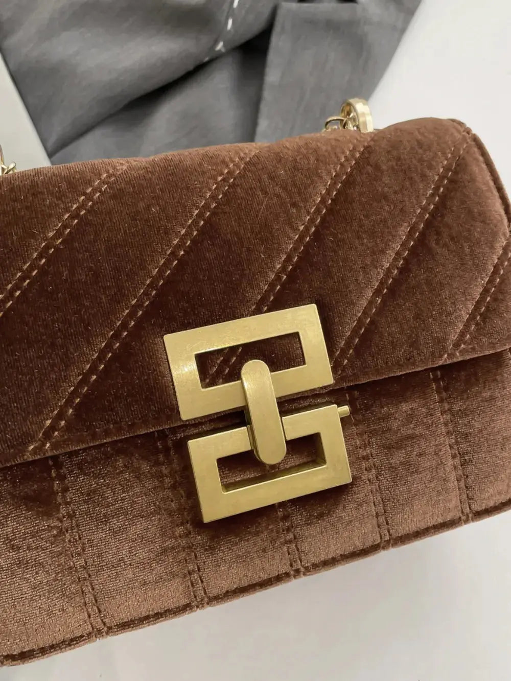 Gold Clasp Chain Shoulder Bag - Femlinza