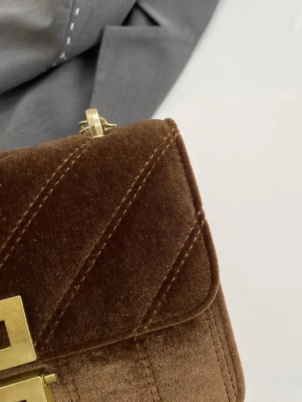 Gold Clasp Chain Shoulder Bag - Femlinza